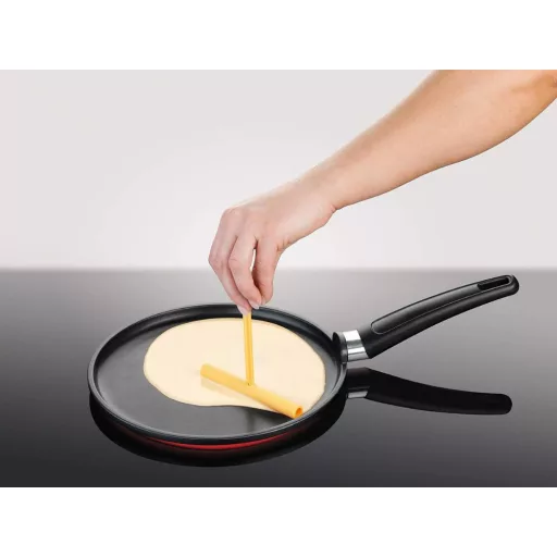 Palacsinta forgató lapát tésztakenő hengerrel a palacsinták és omlettek egyenletes eloszlatásához és forgatásához.