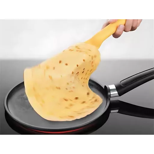 Palacsinta forgató lapát tésztakenő hengerrel a palacsinták és omlettek egyenletes eloszlatásához és forgatásához.