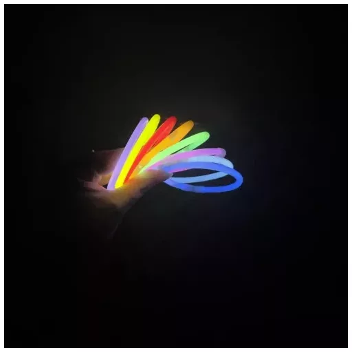 100 darabos vegyes színű világító pálcika szett csatlakozókkal, glow stick party kellék fesztiválokra és bulikra