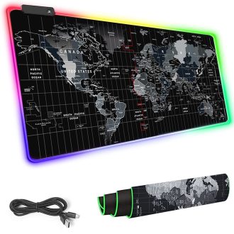 XXXL méretű világító gamer egérpad térkép designnal, LED világítással egy gamer asztalon.