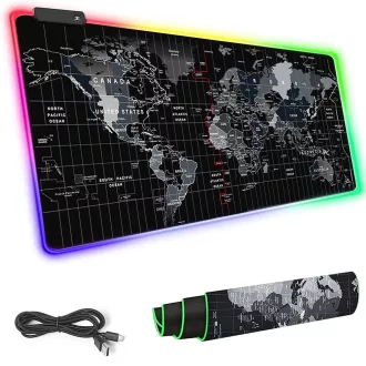 XXXL méretű világító gamer egérpad térkép designnal, LED világítással egy gamer asztalon.