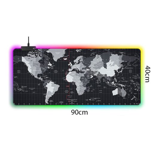 XXXL méretű világító gamer egérpad térkép designnal, LED világítással egy gamer asztalon.