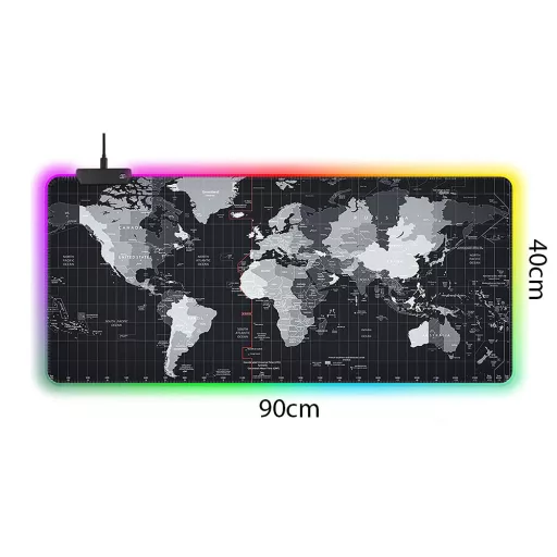 XXXL méretű világító gamer egérpad térkép designnal, LED világítással egy gamer asztalon.
