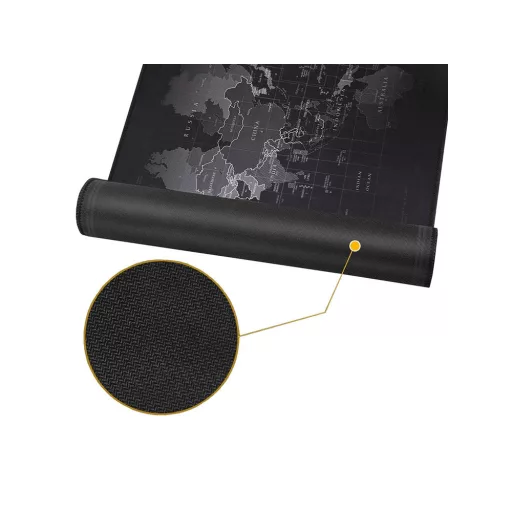 XXXL méretű világító gamer egérpad térkép designnal, LED világítással egy gamer asztalon.