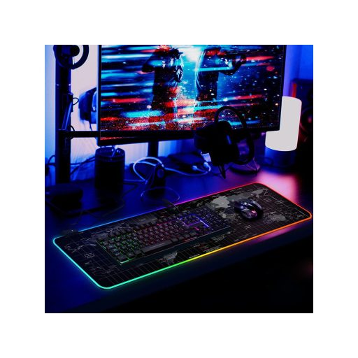 XXXL méretű világító gamer egérpad térkép designnal, LED világítással egy gamer asztalon.