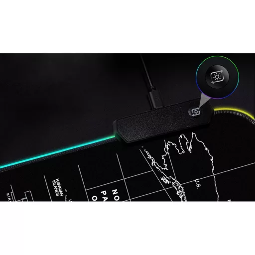 XXXL méretű világító gamer egérpad térkép designnal, LED világítással egy gamer asztalon.