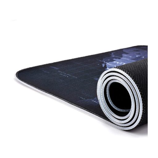 XXXL méretű világító gamer egérpad térkép designnal, LED világítással egy gamer asztalon.