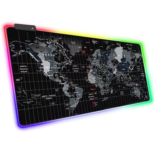 XXXL méretű világító gamer egérpad térkép designnal, LED világítással egy gamer asztalon.
