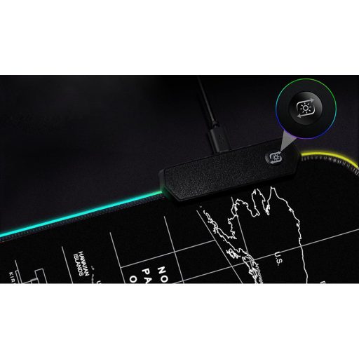 XXXL méretű világító gamer egérpad térkép designnal, LED világítással egy gamer asztalon.