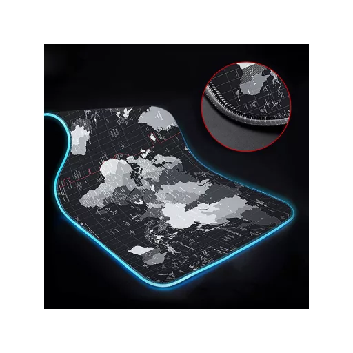 XXXL méretű világító gamer egérpad térkép designnal, LED világítással egy gamer asztalon.