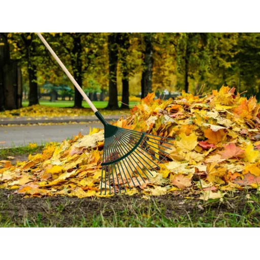 Zöld fém kerti lombgereblye 36 cm széles, legyező alakú fejjel