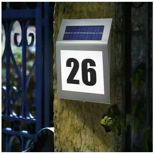 Solar napelemes világító házszám házfalra szerelve