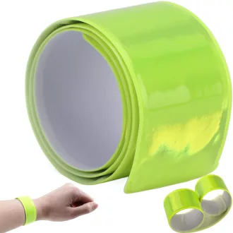 Jól látható, neon színű, önzáródó fényvisszaverő karpánt csuklón viselve sötétben.