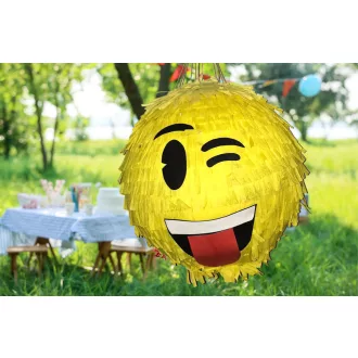 Mosolygó emoji mintás piñata, felakasztva, bulira