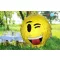 Mosolygó emoji mintás piñata, felakasztva, bulira
