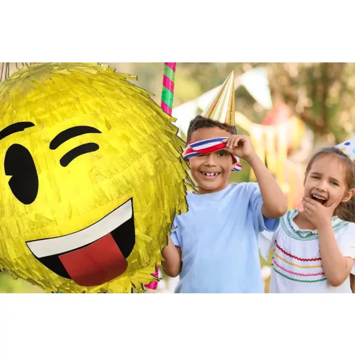 Mosolygó emoji mintás piñata, felakasztva, bulira