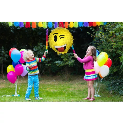 Mosolygó emoji mintás piñata, felakasztva, bulira