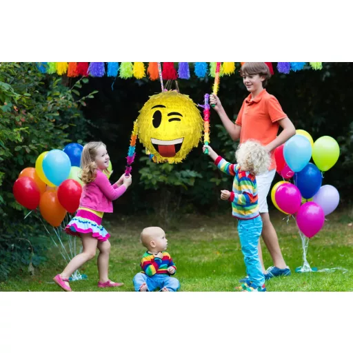 Mosolygó emoji mintás piñata, felakasztva, bulira